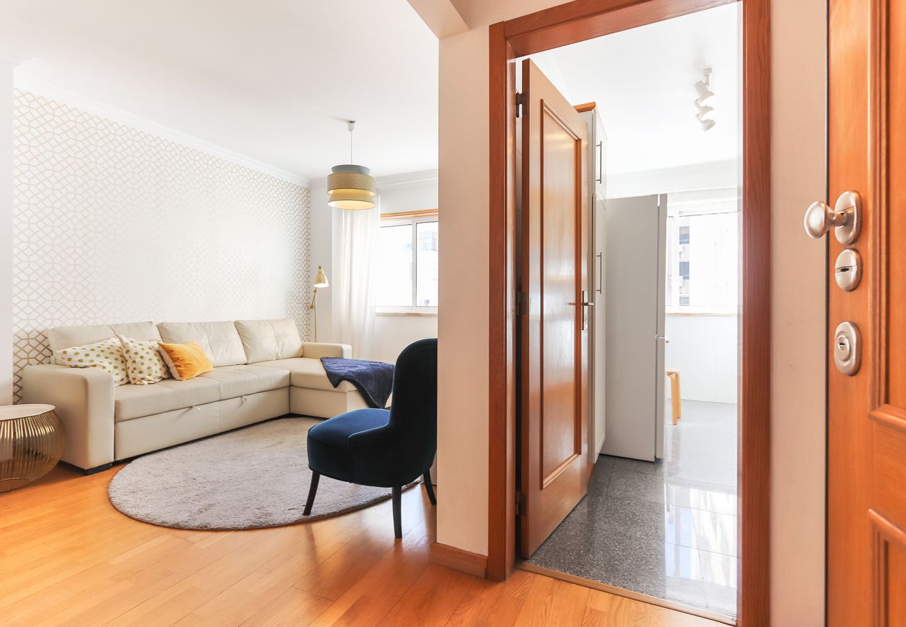 Apartamento em Lisboa - LARANJEIRAS DESIGN by HOMING