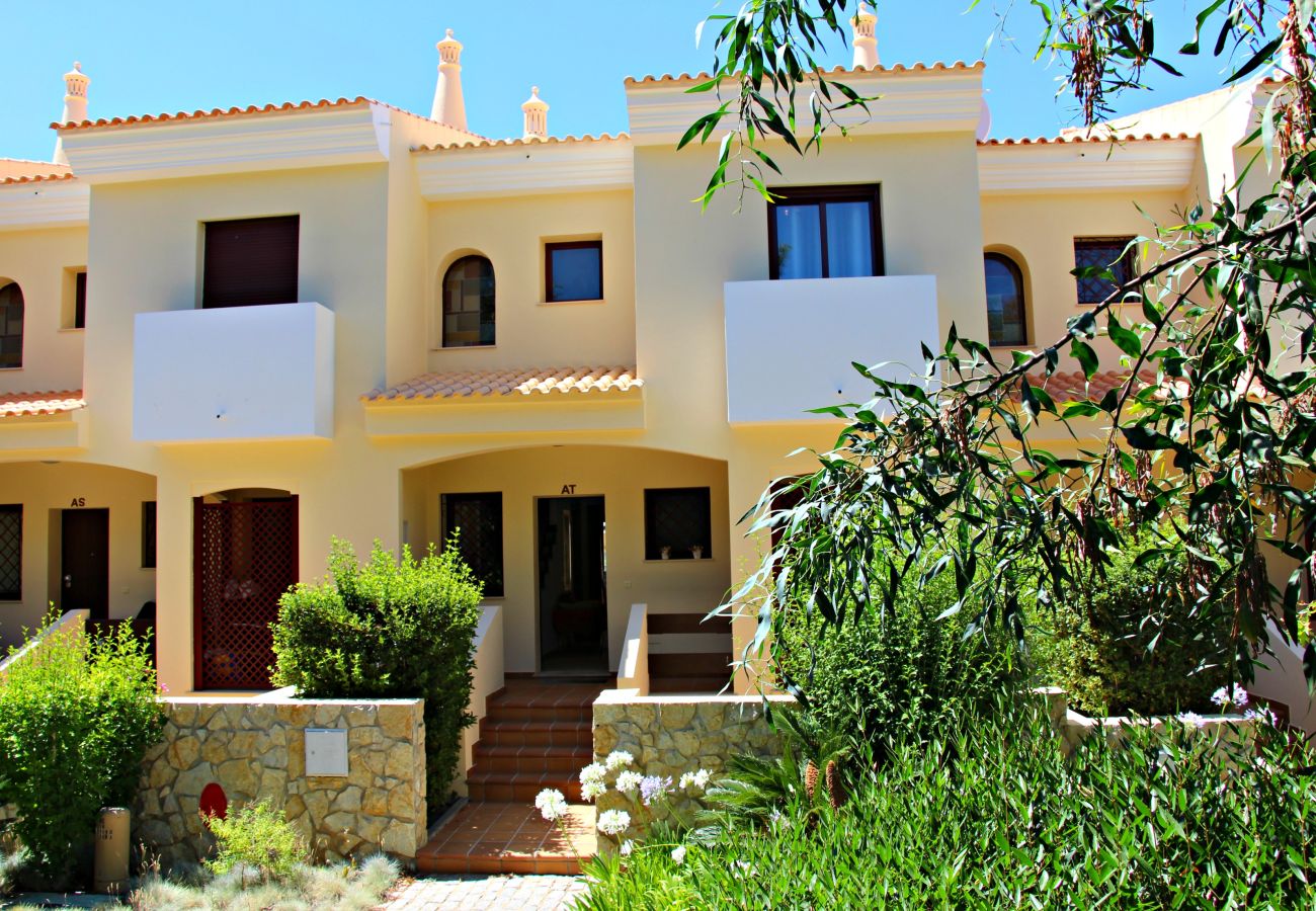 Casa geminada em Quarteira - VILAMOURA TYPICAL 3 WITH POOL by HOMING