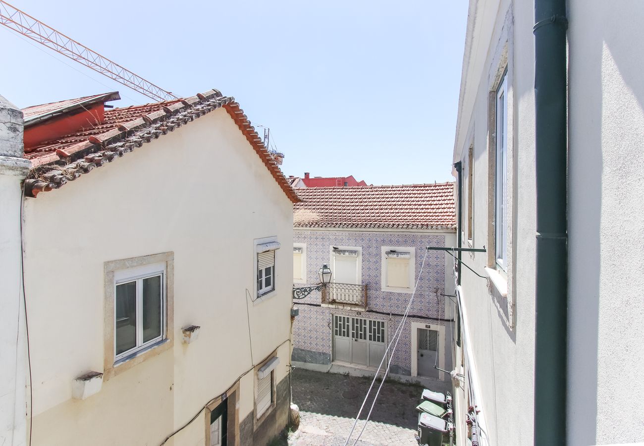 Apartment in Lisbon - TYPICAL MADRAGOA by HOMING