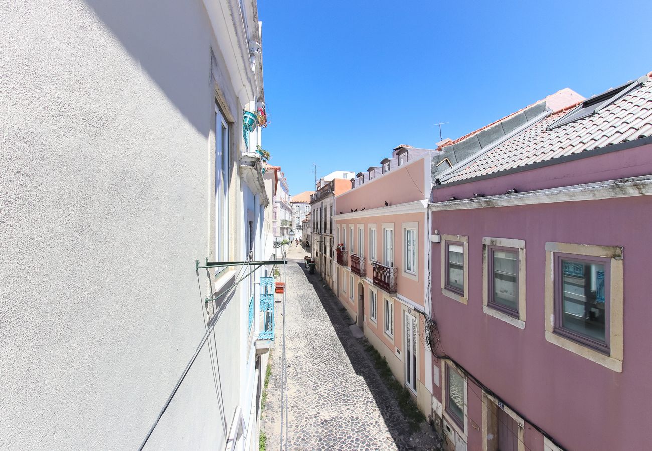 Apartment in Lisbon - TYPICAL MADRAGOA by HOMING