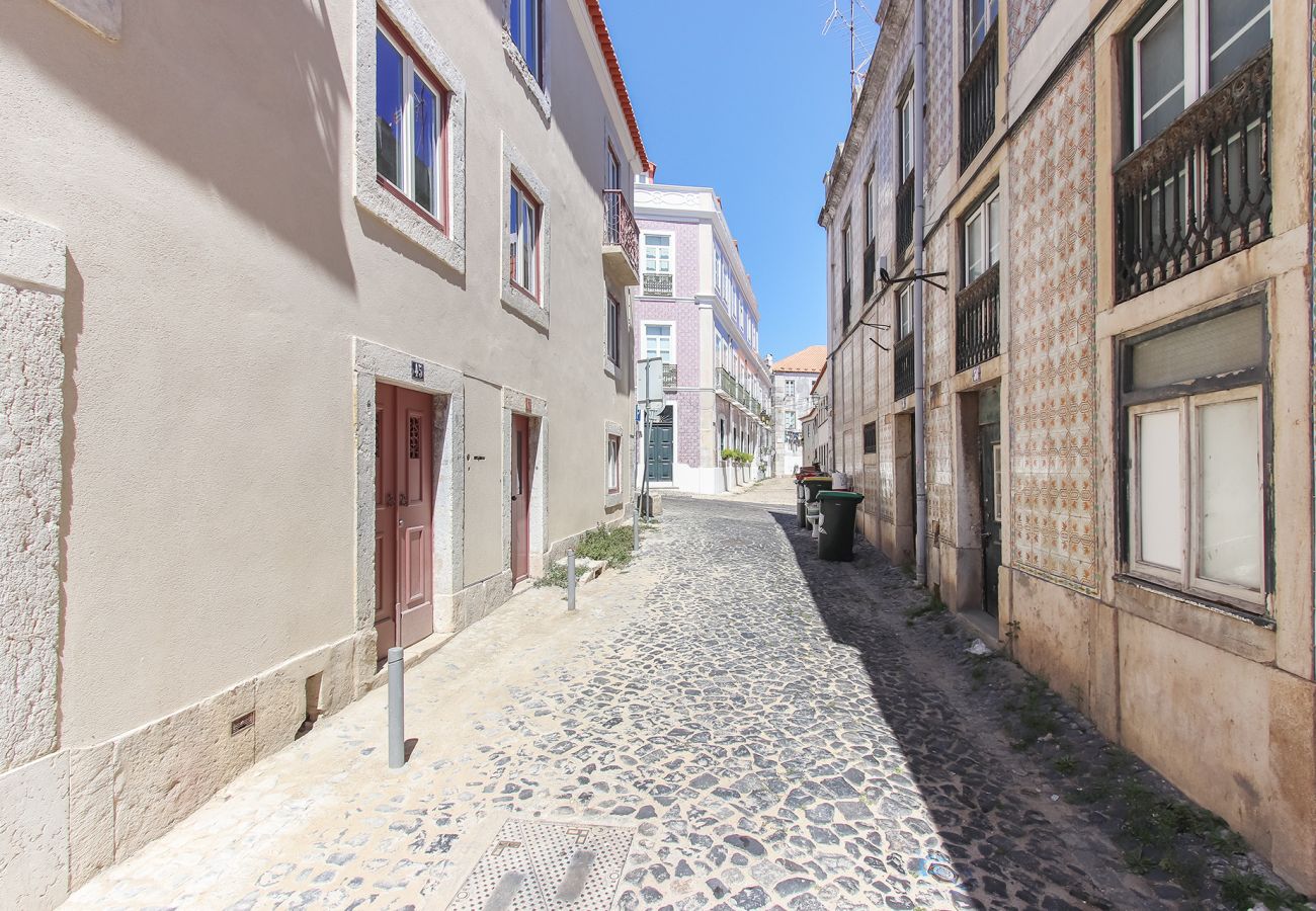 Apartment in Lisbon - TYPICAL MADRAGOA by HOMING