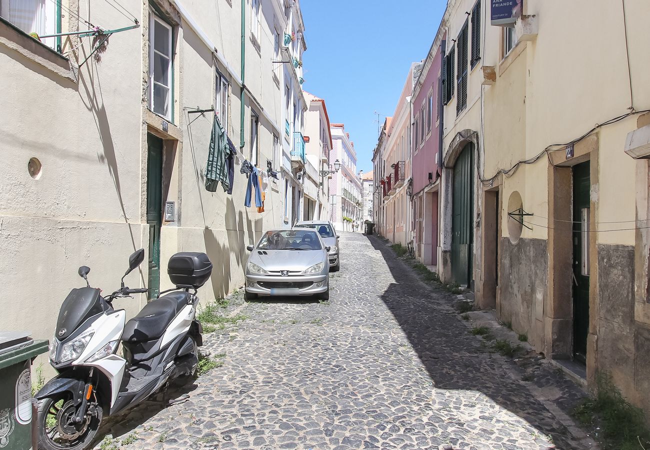 Apartment in Lisbon - TYPICAL MADRAGOA by HOMING