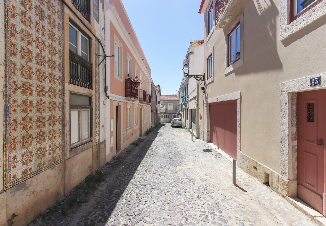 Apartment in Lisbon - TYPICAL MADRAGOA by HOMING