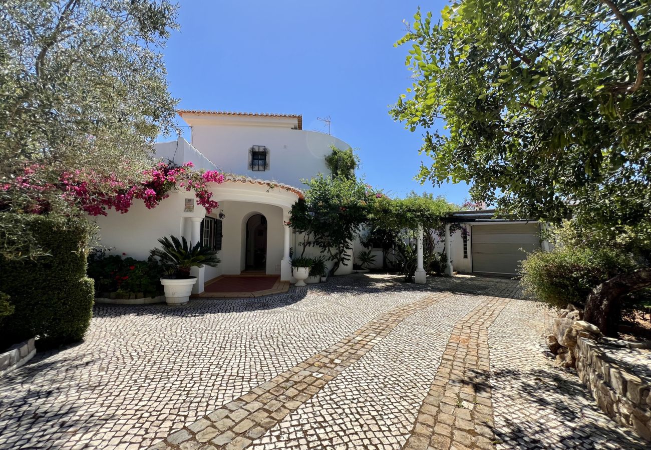 Villa à Mexilhoeira da Carregação - ALVOR TRADITIONAL VILLA WITH POOL by HOMING